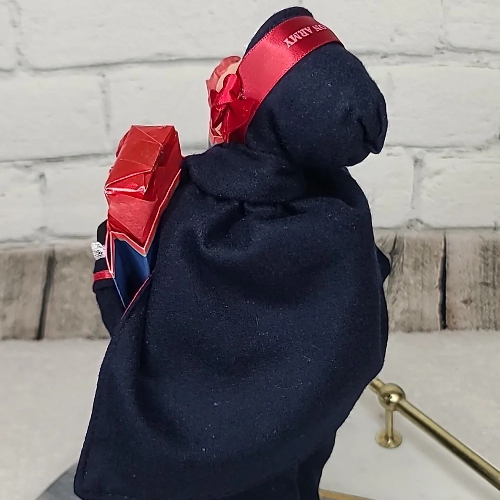 Byers' Choice Caroler Collectible 2005 Salvation Army Woman with Shopping Bags